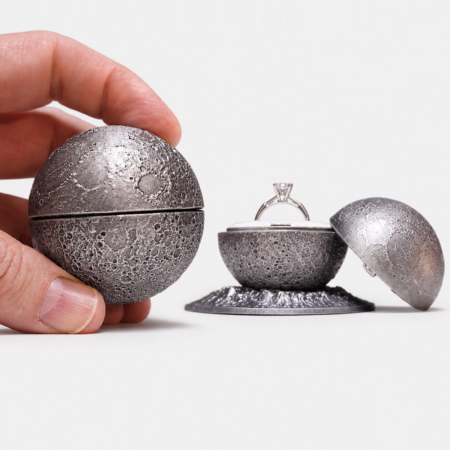 all-groups Front view of Full Moon Ring Box showing detailed design