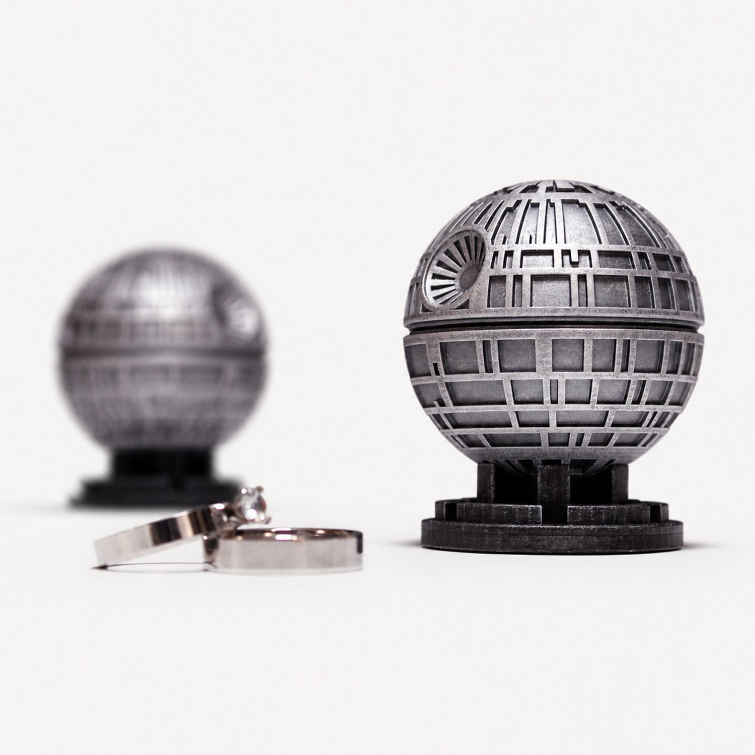 all-groups Side view of Black Star Ring Box highlighting realistic details

