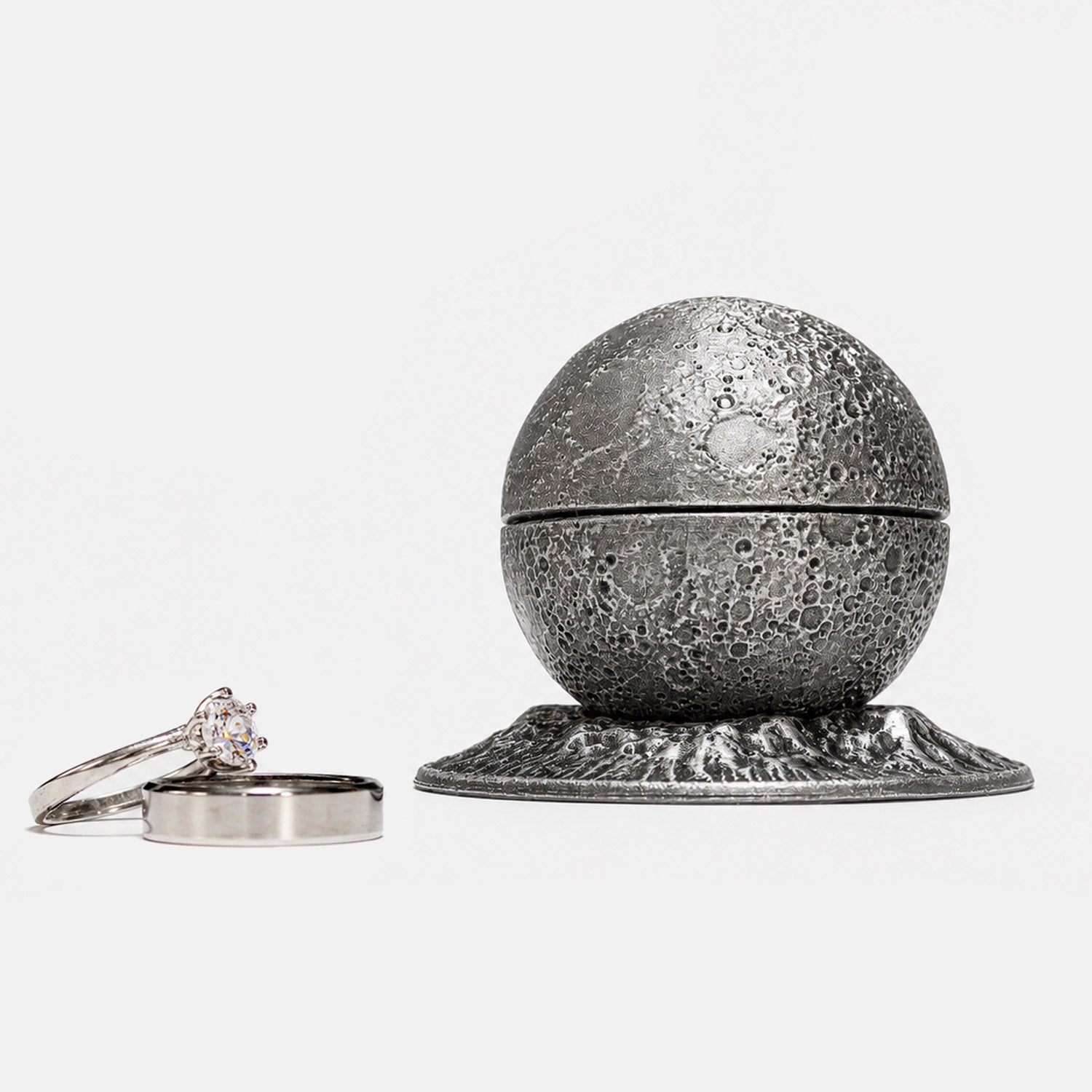 all-groups Front view of Full Moon Ring Box showing detailed design